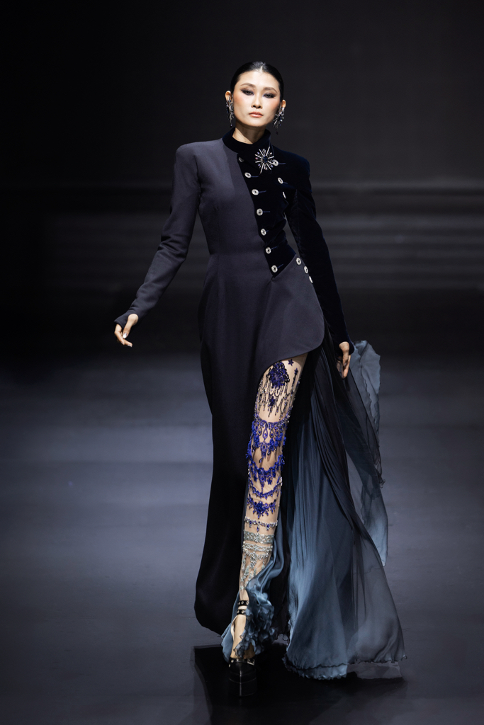 First Circus AVIFW 25 00014 Julien Fournié 品牌是法国高级定制时装的精髓。