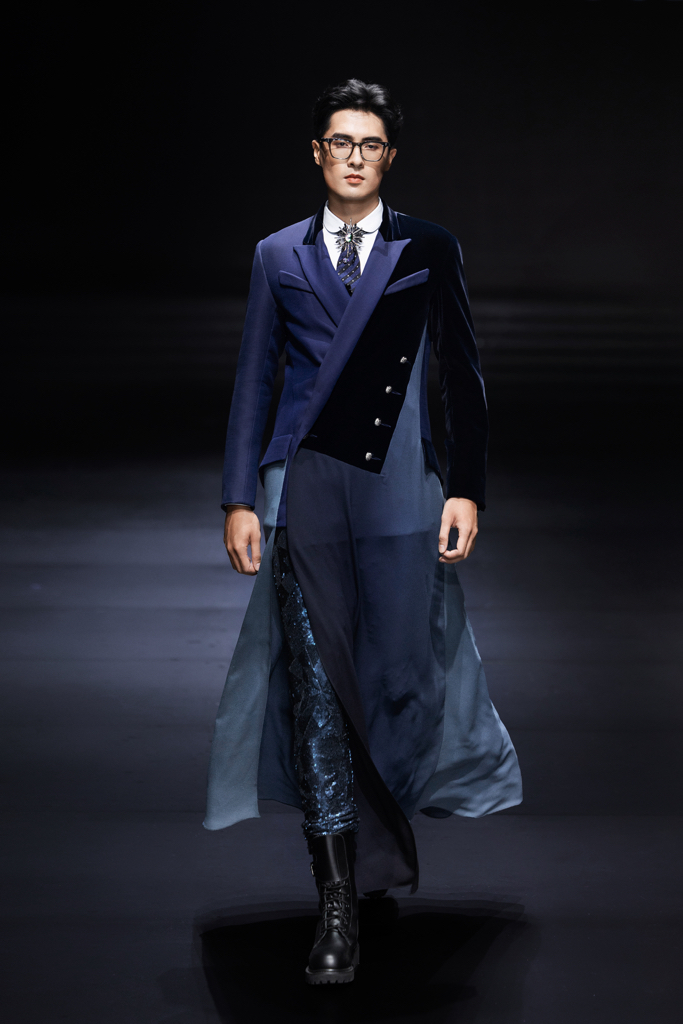 First Circus HCMC Julien Fournié 品牌是法国高级定制时装的精髓。