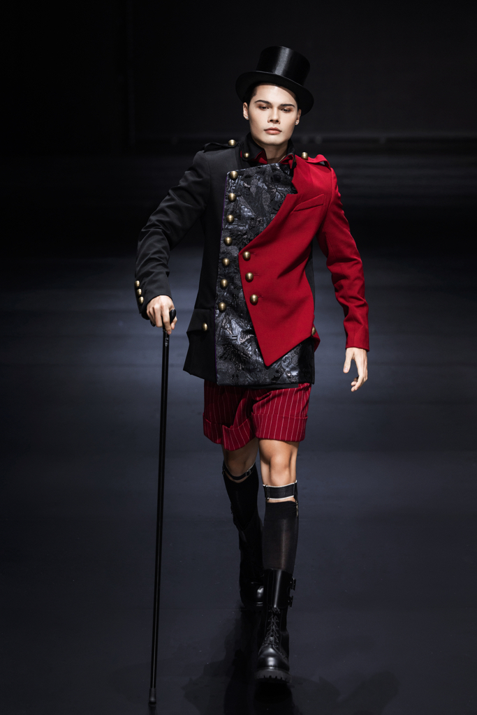 First Circus HCMC Julien Fournié 品牌是法国高级定制时装的精髓。