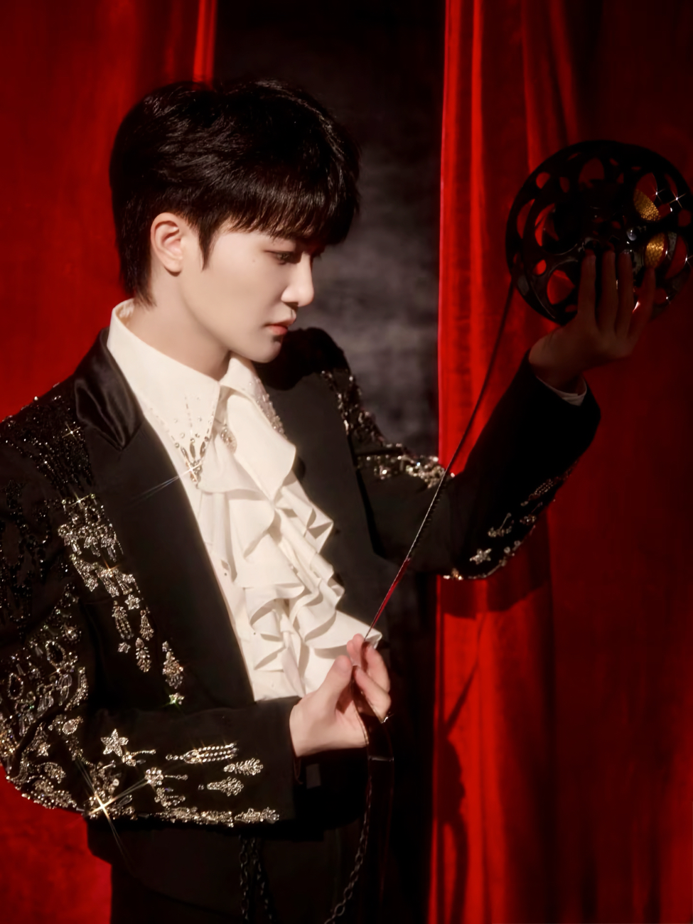 周深优雅演绎 Julien Fournié 高级定制 3 周深