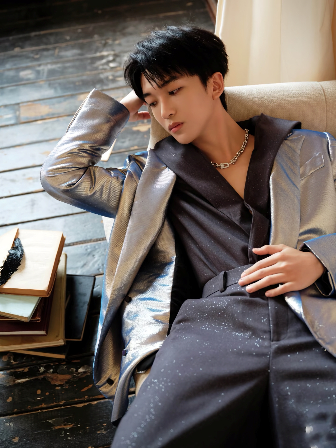 黄子弘凡 身着 Julien Fournié 高级定制