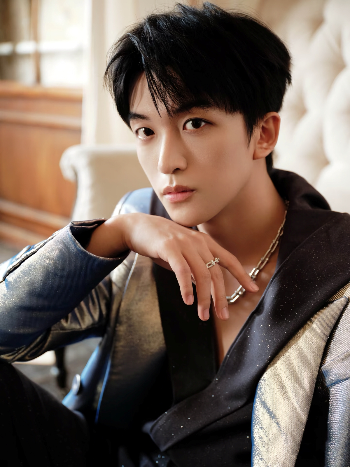 黄子弘凡 身着 Julien Fournié 高级定制