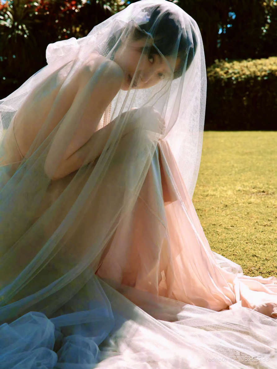 宋茜 身着 Julien Fournié