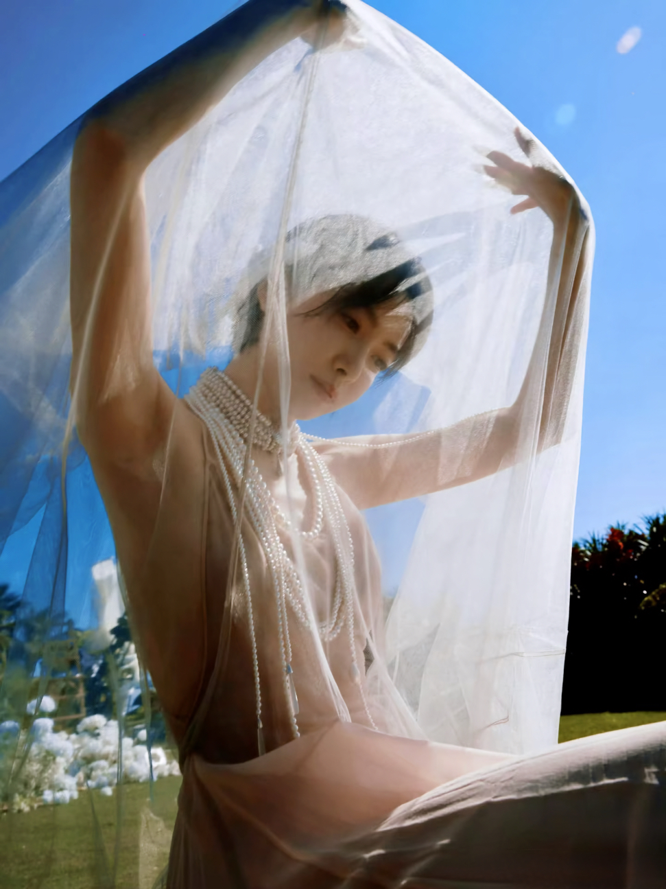 宋茜 身着 Julien Fournié