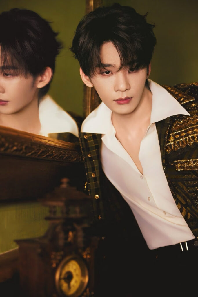 王赫野 身着 Julien Fournié 高级定制出席新年音乐会。