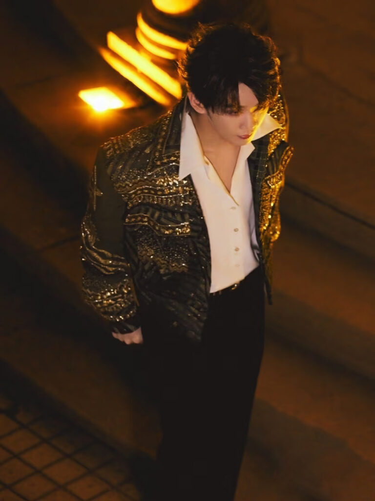 王赫野 身着 Julien Fournié 高级定制出席新年音乐会。