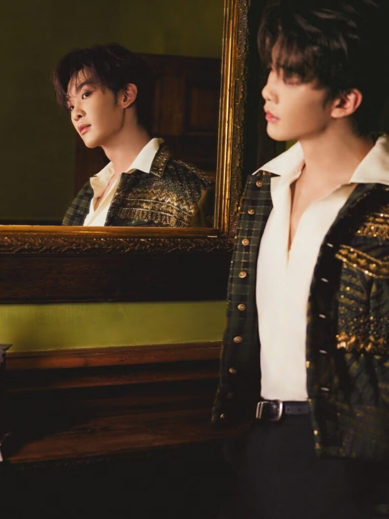 王赫野 身着 Julien Fournié 高级定制出席新年音乐会。