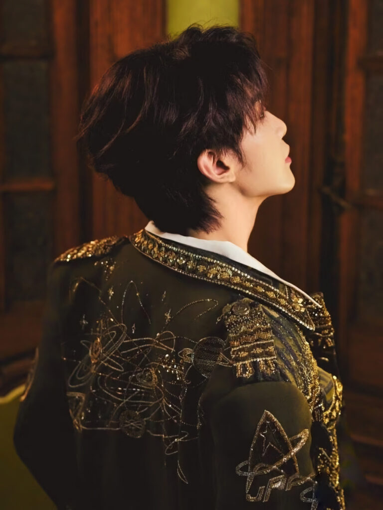 王赫野 身着 Julien Fournié 高级定制出席新年音乐会。