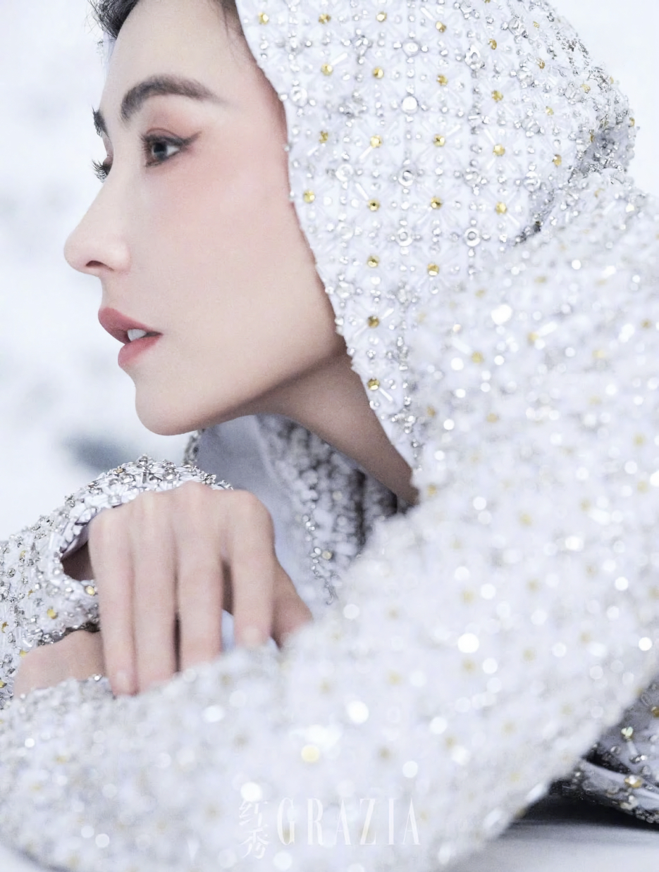 张柏芝(CECILIA CHEUNG)身穿 Julien Fournié 高级定制春夏 2026 系列登上中国《嘉人》杂志 1 張栢芝