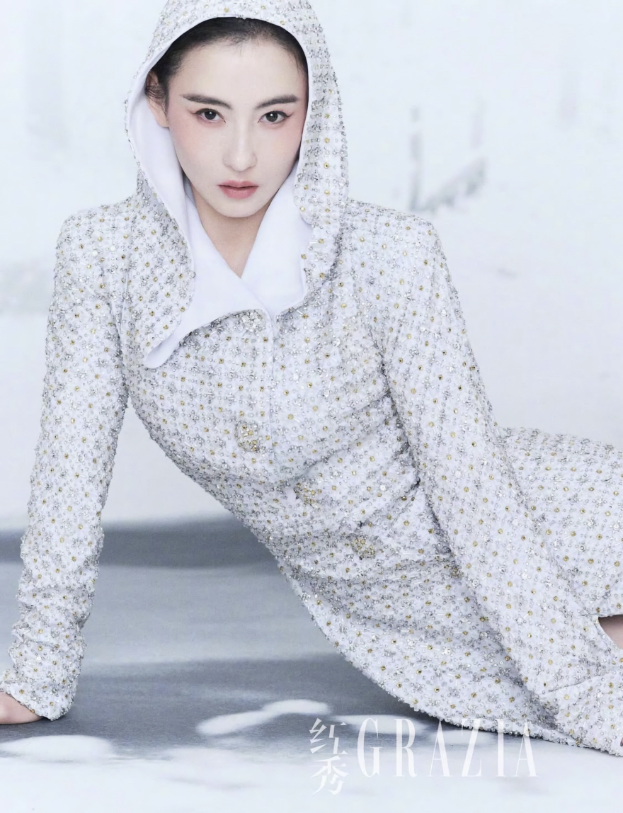 张柏芝(CECILIA CHEUNG)身穿 Julien Fournié 高级定制春夏 2026 系列登上中国《嘉人》杂志 3 张柏芝身着一袭白色铠甲礼服,配以极具张力的环绕式兜帽、飘逸的和服风格袖袖,以及精美绝伦的旭日刺绣(由 Amman Embroideries 绣坊呈现),并饰有闪耀迷人的浅黄玉水晶镂空格栅细节——这一震撼造型,正是来自 Julien Fournié 首届「格格不入者」高级定制系列。