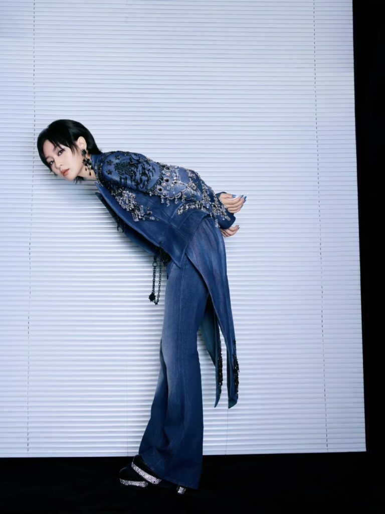 周笔畅身着 Julien Fournié 高级定制亮相澳门《K歌之王》演唱会 9 周笔畅 Julien Fournié 白色抹胸与宽版腰封搭配