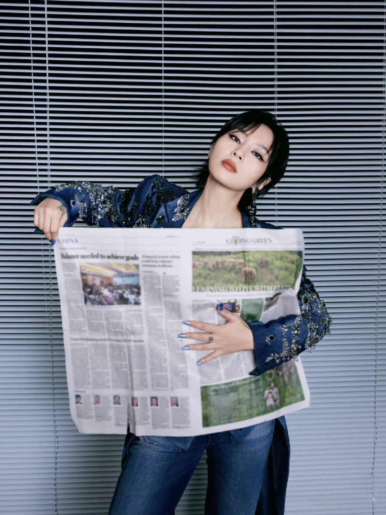 周笔畅身着 Julien Fournié 高级定制亮相澳门《K歌之王》演唱会 12 周笔畅澳门《K歌之王》演唱会 Julien Fournié 高定造型侧面