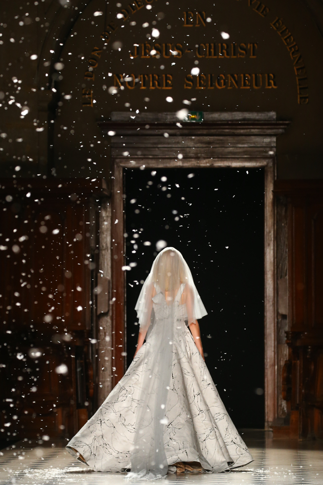 Meng Ziyi (孟子义) En Julien Fournié Haute Couture wedding dress