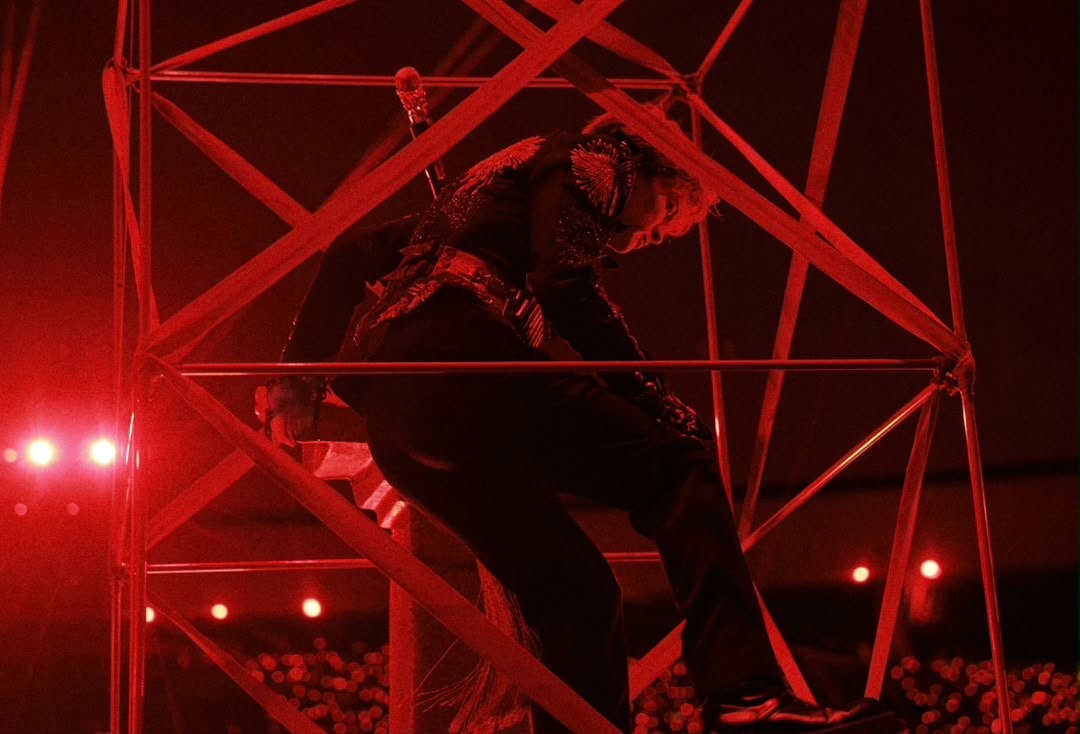 Bai Lu Joker Xue (薛之谦) performing in the First Misfits double-breasted tuxedo by Julien Fournié