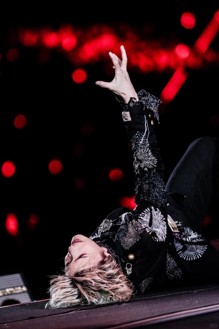 Bai Lu Joker Xue in concert wearing a bespoke Julien Fournié tuxedo and belted pants