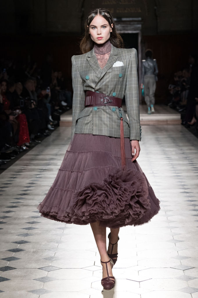 smoking haute couture Look de la collection First Conquests avec la ceinture Goldie, Julien Fournié