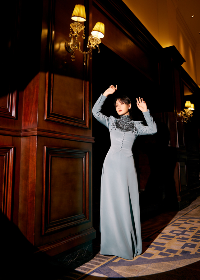 Bibi Zhou en Julien Fournié Haute Couture pour le gala de fin d'année de la CCTV