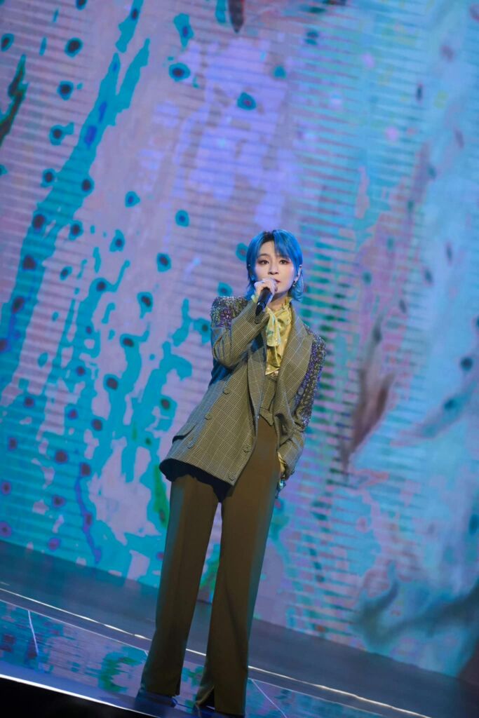 smoking haute couture La chanteuse Bibi Zhou (周笔畅) dans un look Julien Fournié Haute Couture