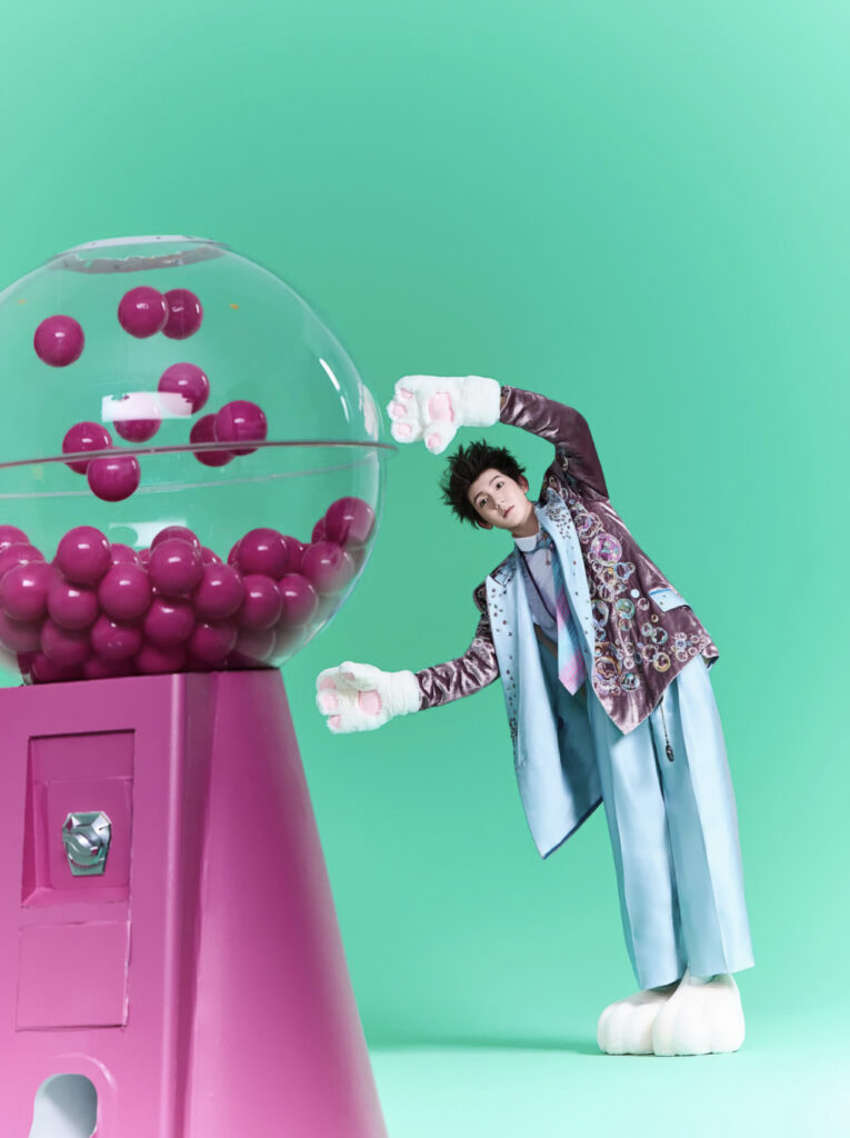 smoking haute couture Le chanteur Roy Wang (王源) en Julien Fournié Haute Couture, concert printemps 2025