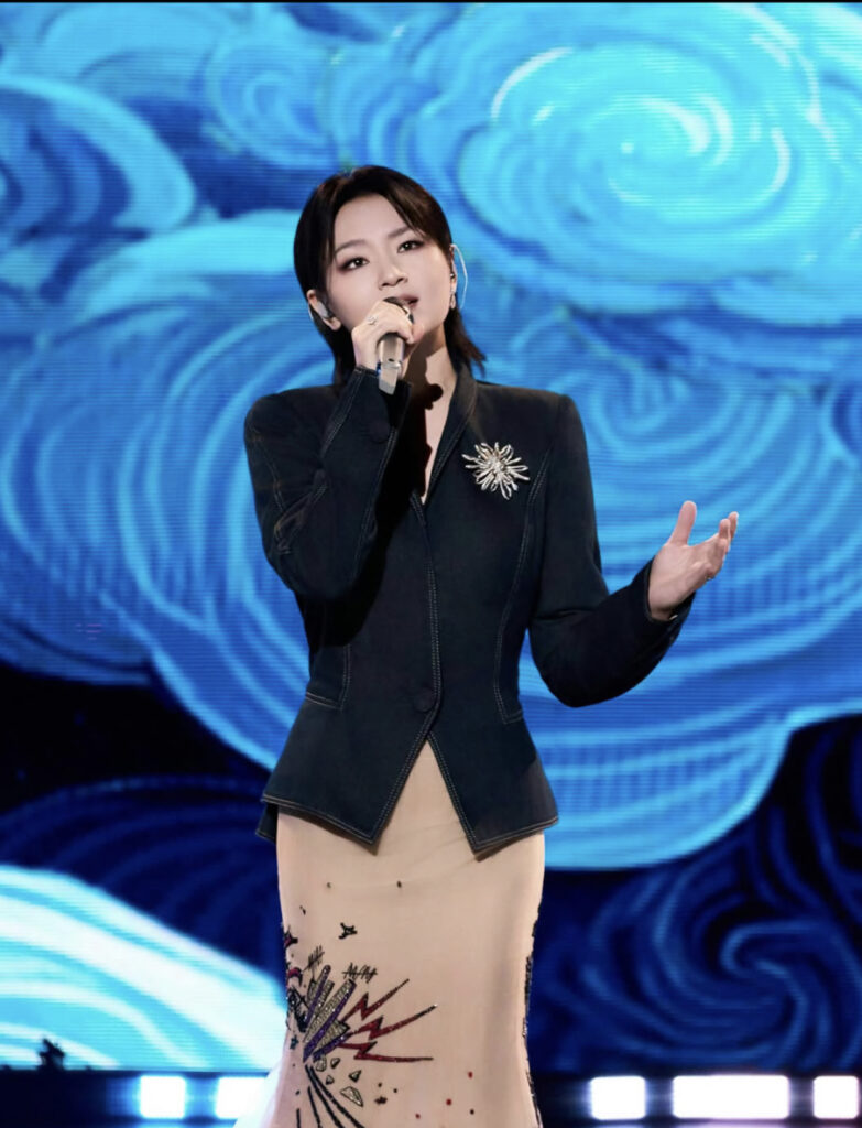 smoking haute couture La chanteuse Bibi Zhou (周笔畅) en Julien Fournié Haute Couture