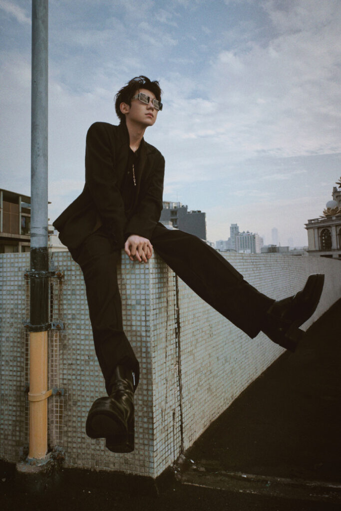 smoking haute couture Le chanteur Roy Wang (王源) en Julien Fournié Haute Couture