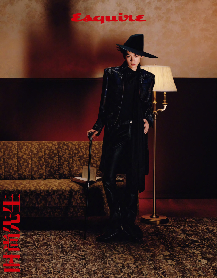 梓渝身着 Julien Fournié 高级定制,登上《Esquire China》最新刊。 5 zi yu