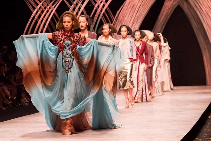 ng-voi-bo-suu-tap-first-initiation-lay-cam-hung-tu-van-hoa-ai-cap-tai-aquafina-vietnam-international-fashion-week-2015-tron-mot-thap-ky-truoc-17470558330031851849993 haute couture