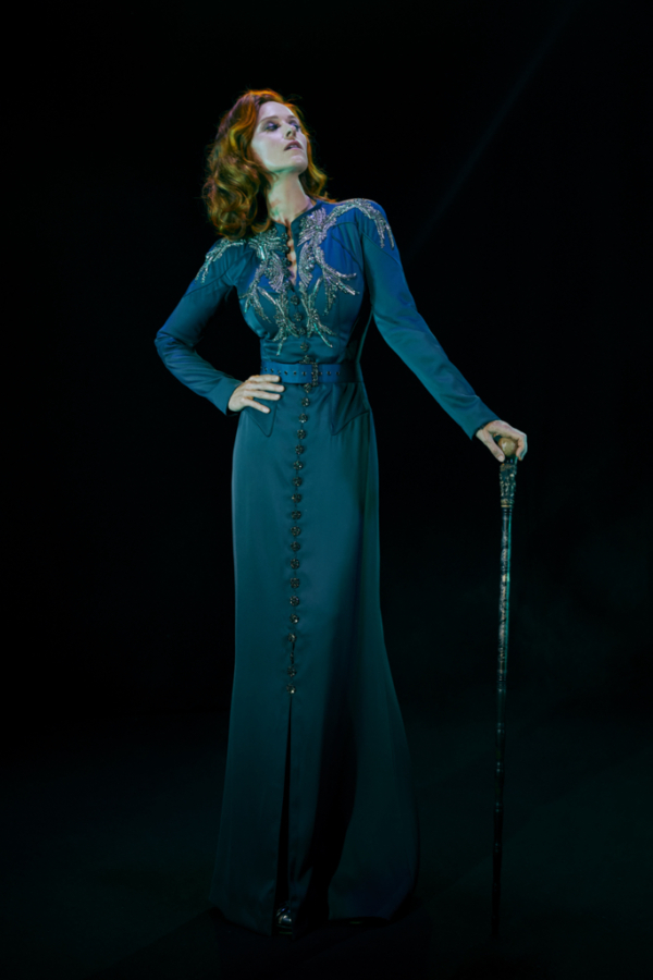 L'actrice Audrey Fleurot majestueuse dans le film de présentation de la collection Haute Couture Première tribu de Julien Fournié avec un Sceptre Audrey Fleurot
