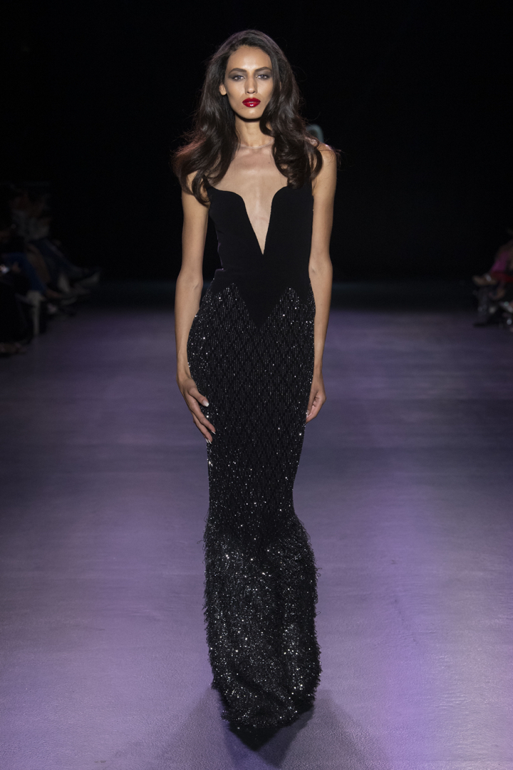 Comment la robe noire est apparue pendant la semaine de la Haute Couture à Paris