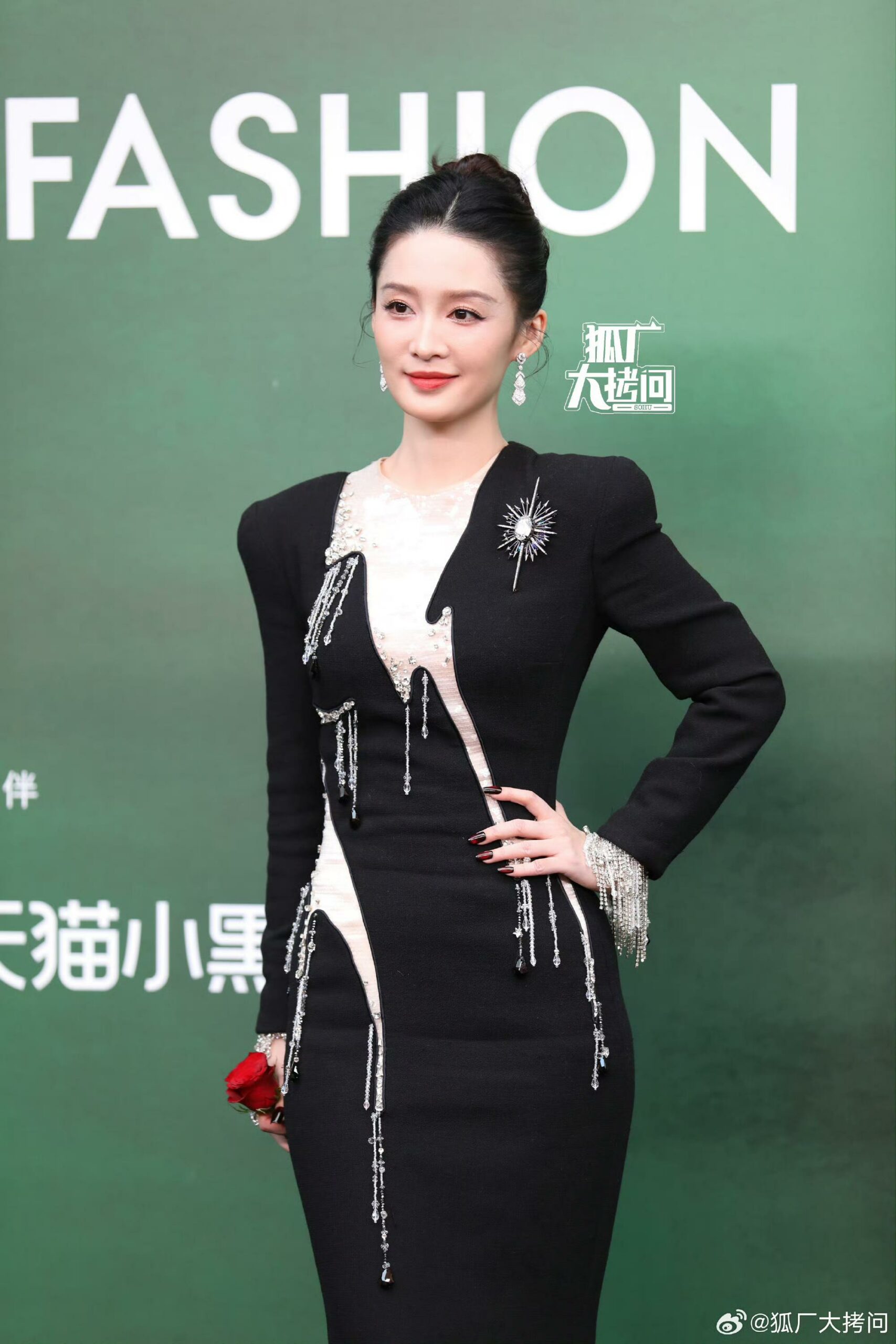 Li Qin 李沁 en Julien Fournié Haute Couture pour le Vogue Force of Fashion Event