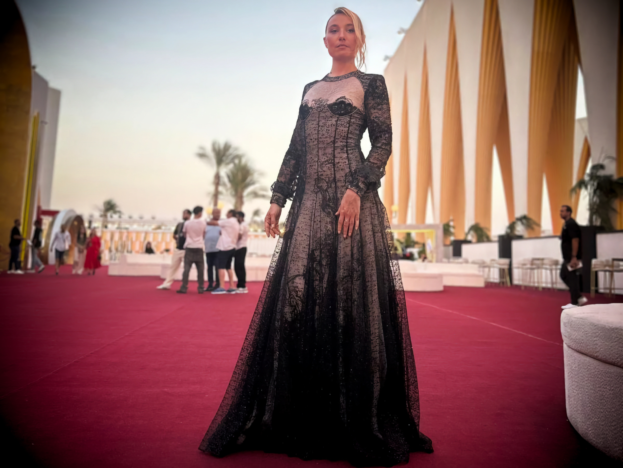 Déborah François en Julen Fournié Haute Couture au Caire