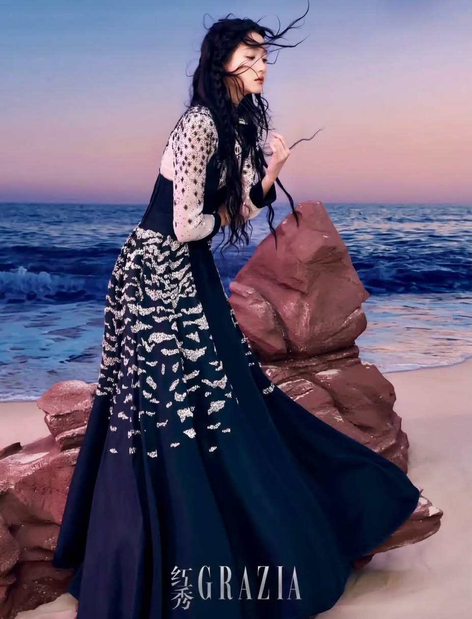 Guan Xiaotong (关晓彤) En Julien Fournié Haute Couture