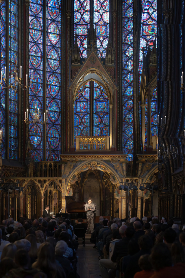 Jeanne Gérard à la Sainte Chapelle en Julien Fournié
