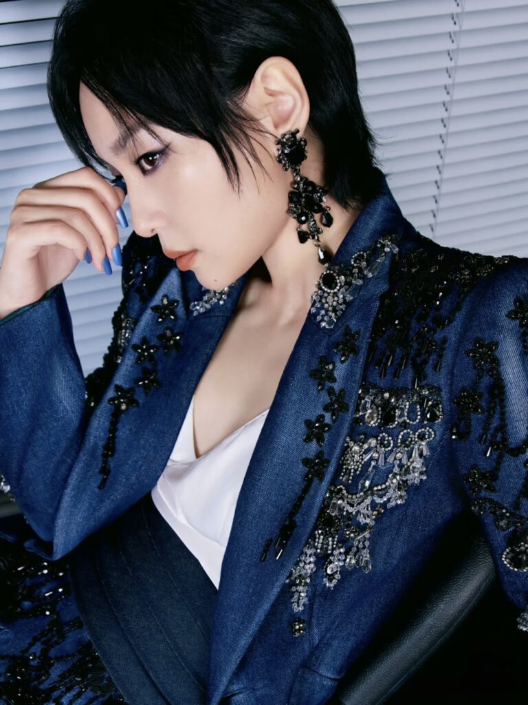 Bibi Zhou Veste de tailleur bleu denim brodée de cristaux, collection First Misfits de Julien Fournié