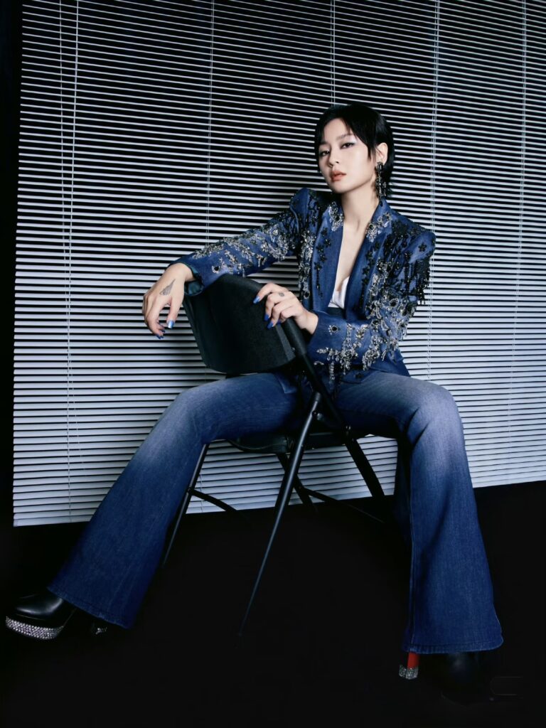 Bibi Zhou Bibi Zhou sur scène à Macao dans une création Julien Fournié Haute Couture