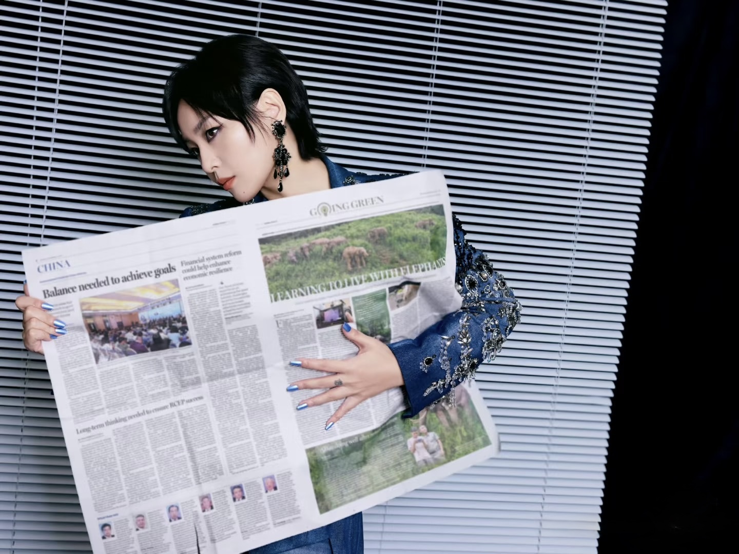 Bibi Zhou Détail de la broderie de cristaux gris fumé sur la veste Julien Fournié Haute Couture