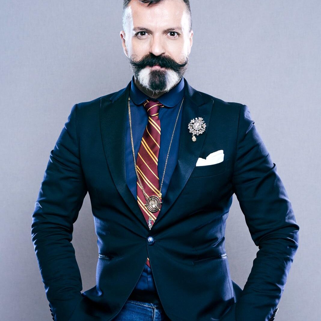 Le couturier Julien Fournié dans ses coulisess du défilé de la collection First Misfits