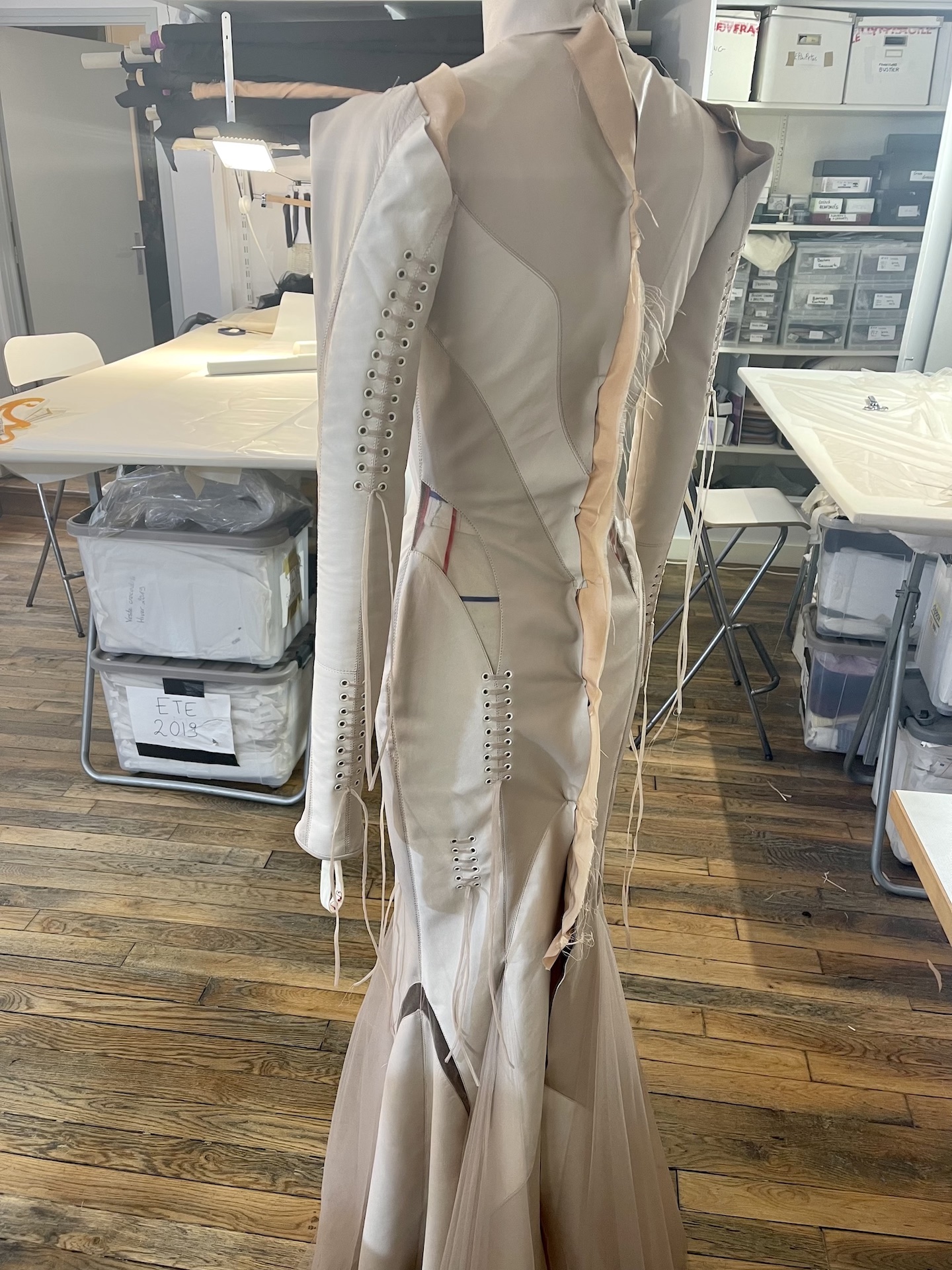 高级定制礼服是如何制作的 5 le montage d'une robe haute couture
